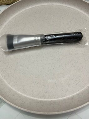 ZOEVA Black Handle Synthetic Flat Foundation Brush